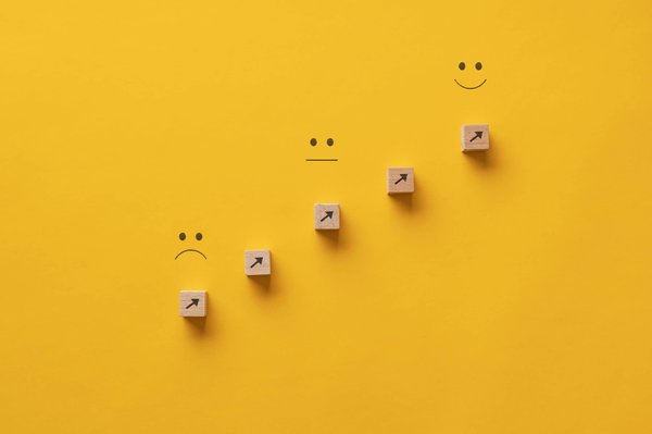 Come insegnare a un cucciolo di gatto europeo a non spaventarsi con il rumore dell'aspirapolvere?